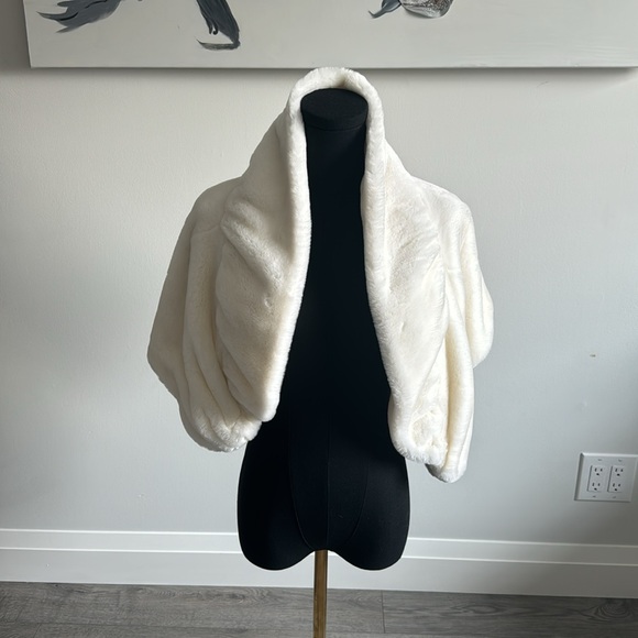 Worn once, ladies faux fur shawl, crème colour - Picture 1 of 4